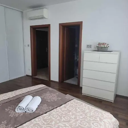 V Centre V Apartmanovom Dome Enzo S Garazovym Statim *