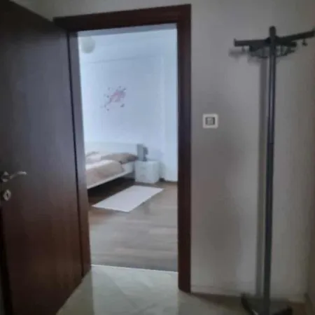 V Centre V Apartmanovom Dome Enzo S Garazovym Statim